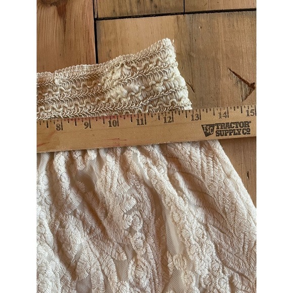 Alya women's fully laced skirt with scalloped hem. Stretchy waist band. Size S - Picture 3 of 5